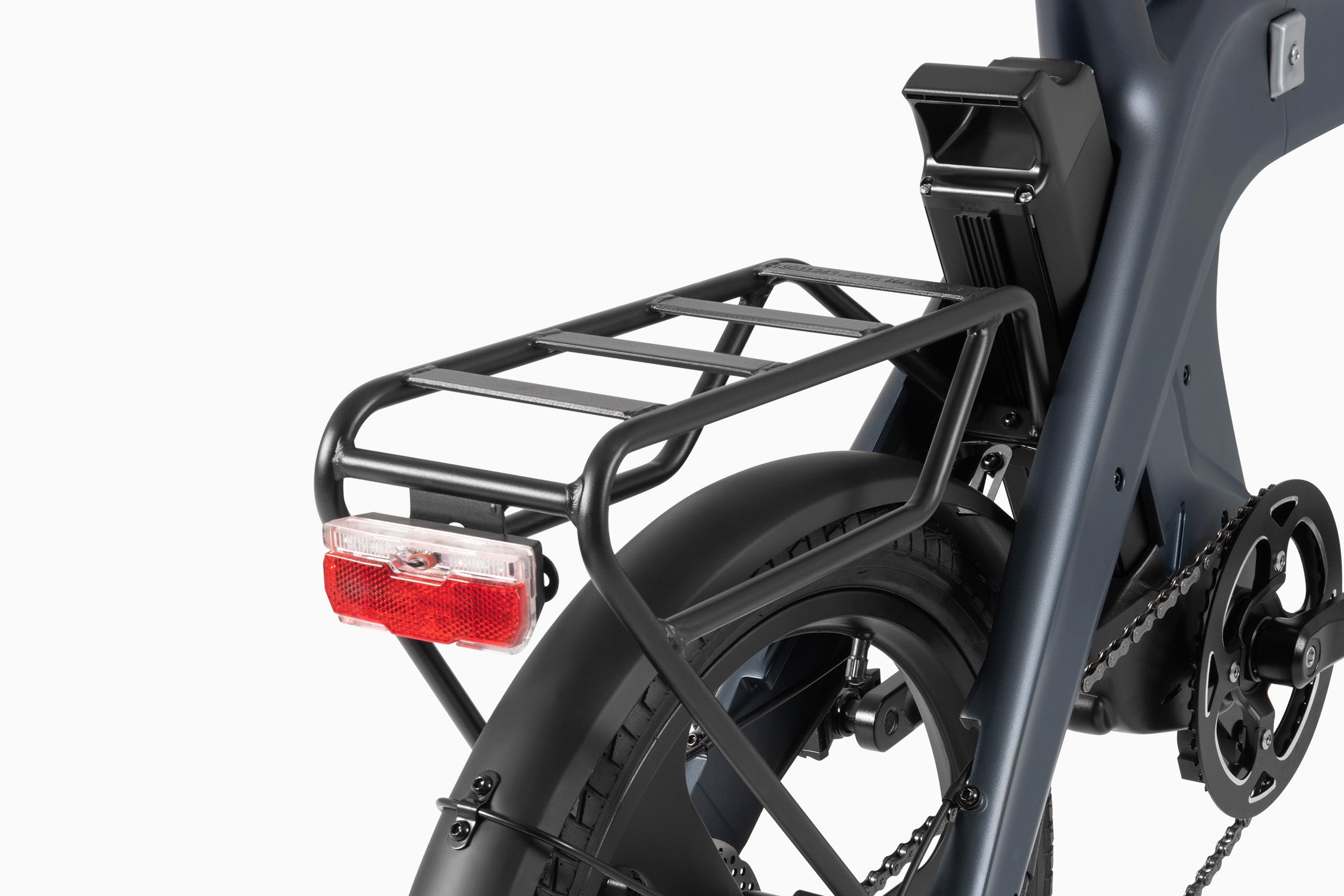 Dettaglio del portapacchi della bici elettrica pieghevole DYU T1 grigia. Dettaglio del portapacchi della bici elettrica pieghevole DYU T1 grigia.