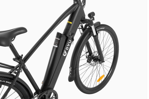 Dettaglio della bici elettrica DYU C5 con batteria nera e ruote da 27.5 pollici. Dettaglio della bici elettrica DYU C5 con batteria nera e ruote da 27.5 pollici.