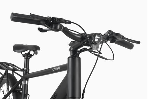 Manubrio della bicicletta elettrica DYU Stroll 1 con faro e leve dei freni in nero opaco. Manubrio della bicicletta elettrica DYU Stroll 1 con faro e leve dei freni in nero opaco.