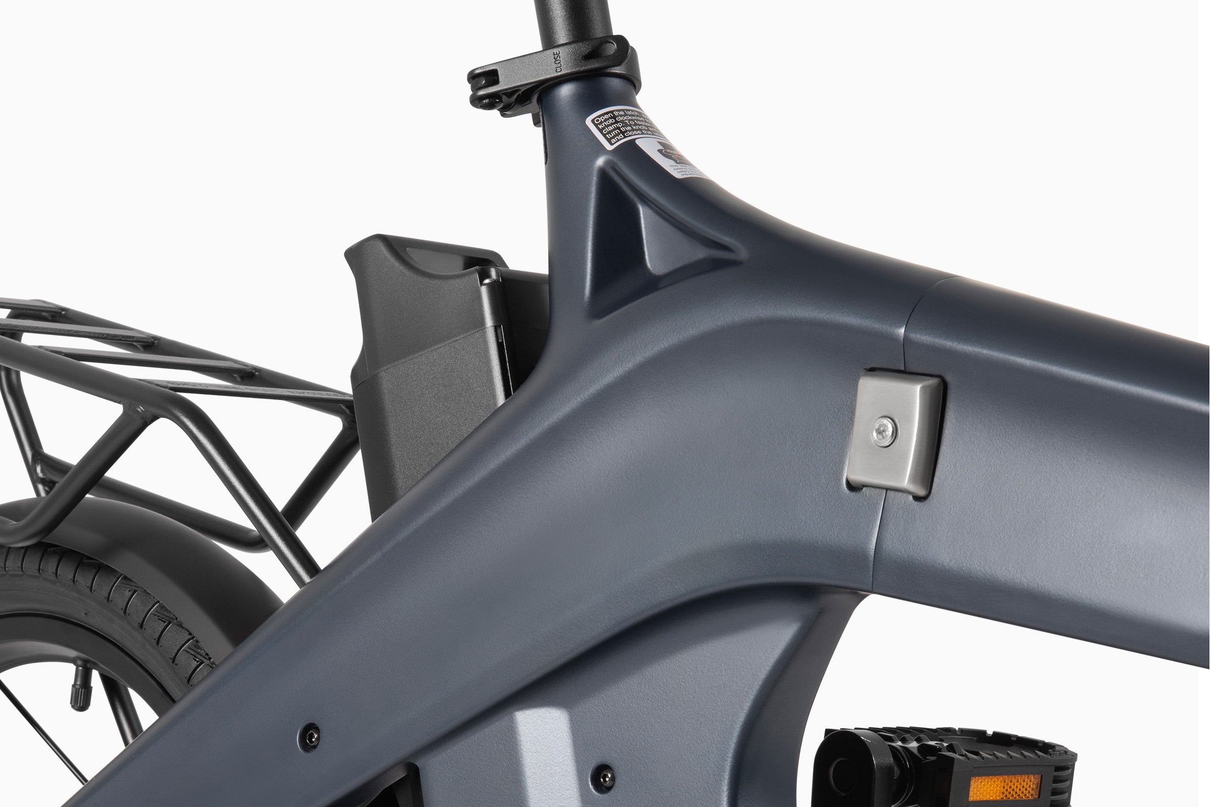 Dettaglio del telaio in lega di magnesio della bici elettrica DYU T1. Dettaglio del telaio in lega di magnesio della bici elettrica DYU T1.