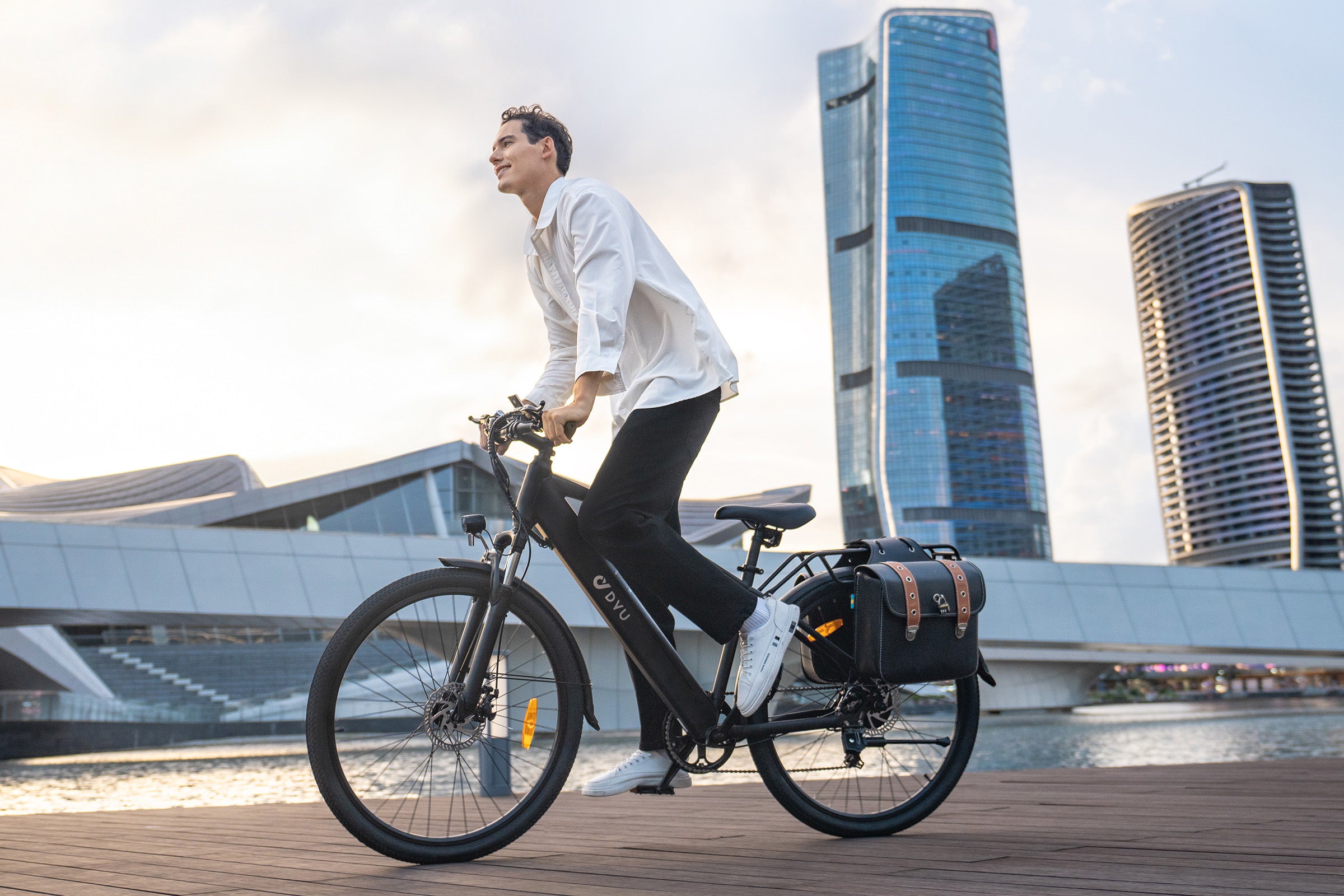 Uomo su DYU C5 in ambiente urbano con grattacieli, portapacchi e design elegante. Uomo su DYU C5 in ambiente urbano con grattacieli, portapacchi e design elegante.