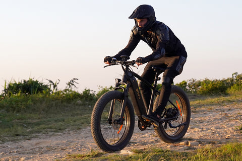 Ciclista in azione sulla bicicletta elettrica DYU King 750 su un sentiero sterrato. Ciclista in azione sulla bicicletta elettrica DYU King 750 su un sentiero sterrato.