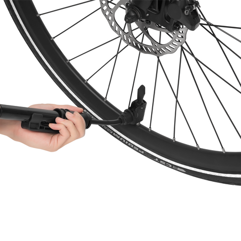 Utilizzo di pompa d'aria compatta DYU su ruota di bicicletta Utilizzo di pompa d'aria compatta DYU su ruota di bicicletta