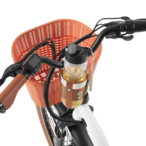 Bottiglia d'acqua DYU trasparente sul manubrio di una bici con cestino, ideale per ciclisti. Bottiglia d'acqua DYU trasparente sul manubrio di una bici con cestino, ideale per ciclisti.