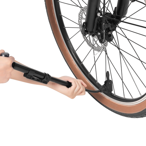 Utilizzo della pompa d'aria DYU su pneumatico di bicicletta elettrica Utilizzo della pompa d'aria DYU su pneumatico di bicicletta elettrica
