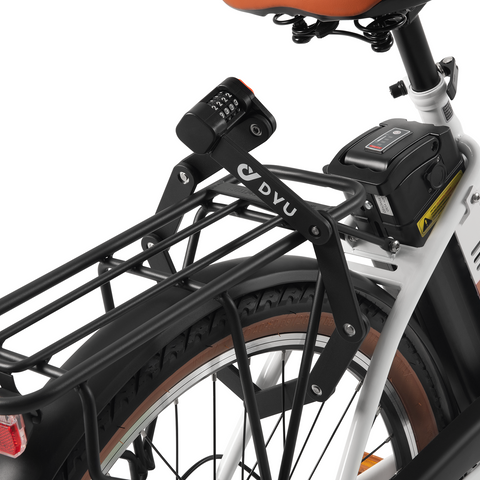 Blocco combinato DYU nero montato su portapacchi di una bicicletta elettrica. Blocco combinato DYU nero montato su portapacchi di una bicicletta elettrica.
