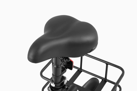 Sella comoda del DYU C4, progettata per il massimo comfort durante la guida. Sella comoda del DYU C4, progettata per il massimo comfort durante la guida.