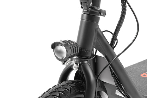 Faro anteriore della DYU C4 e-bike pieghevole nera per una migliore visibilità. Faro anteriore della DYU C4 e-bike pieghevole nera per una migliore visibilità.