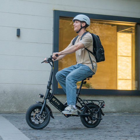 Bicicletta elettrica pieghevole DYU C3 nera, adatta per trasporti urbani. Bicicletta elettrica pieghevole DYU C3 nera, adatta per trasporti urbani.