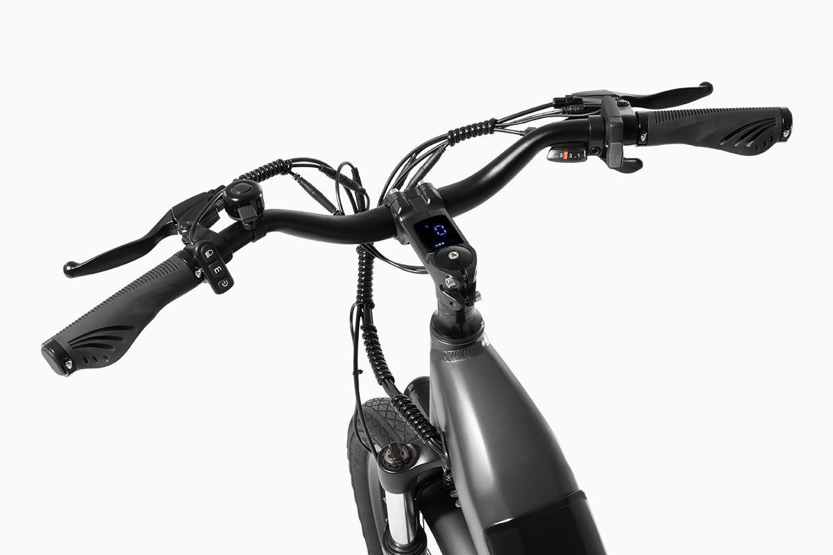 Manubrio della bicicletta elettrica DYU C1 con display e leve freno. Manubrio della bicicletta elettrica DYU C1 con display e leve freno.