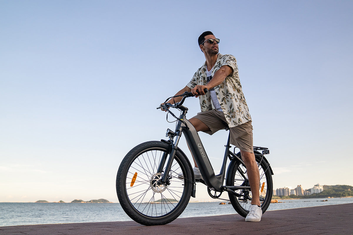 Uomo in bicicletta elettrica DYU C1 grigia, perfetta per la costa e gli spostamenti urbani. Uomo in bicicletta elettrica DYU C1 grigia, perfetta per la costa e gli spostamenti urbani.