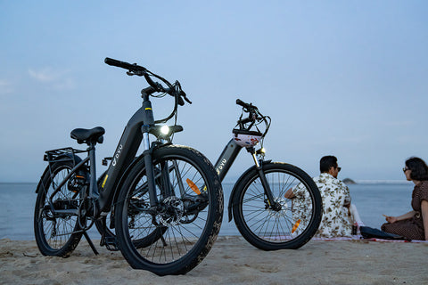 Biciclette elettriche DYU C1 grigie sulla spiaggia, ideali per spostamenti urbani. Biciclette elettriche DYU C1 grigie sulla spiaggia, ideali per spostamenti urbani.
