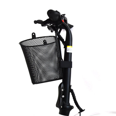 Cesto resistente in metallo nero per biciclette, manico pieghevole incluso. Cesto resistente in metallo nero per biciclette, manico pieghevole incluso.