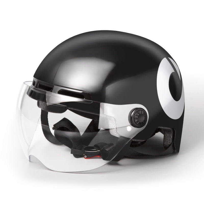 Casco da bici nero con visiera, design elegante e sicuro per ciclisti.
