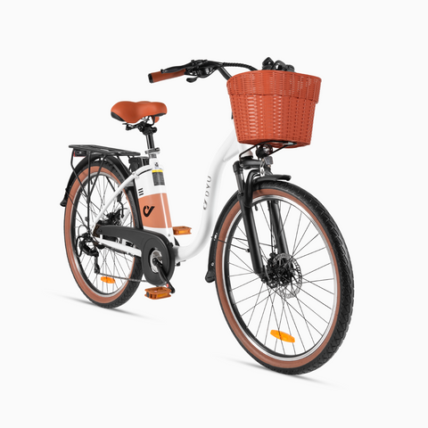 Bici elettrica DYU C6 Pro bianca con cesto arancione, ideale per spostamenti in città.