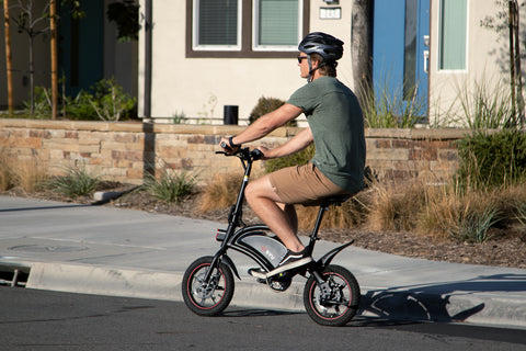 Uomo in bicicletta elettrica D3F DYUcycle per il commuting in città.