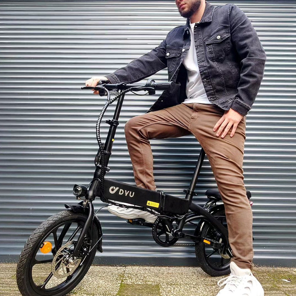 Uomo sulla bici elettrica DYU A1F nera, design compatto e moderno.